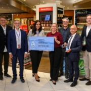 EuroAirport und Durfy überreichen Spendencheck
